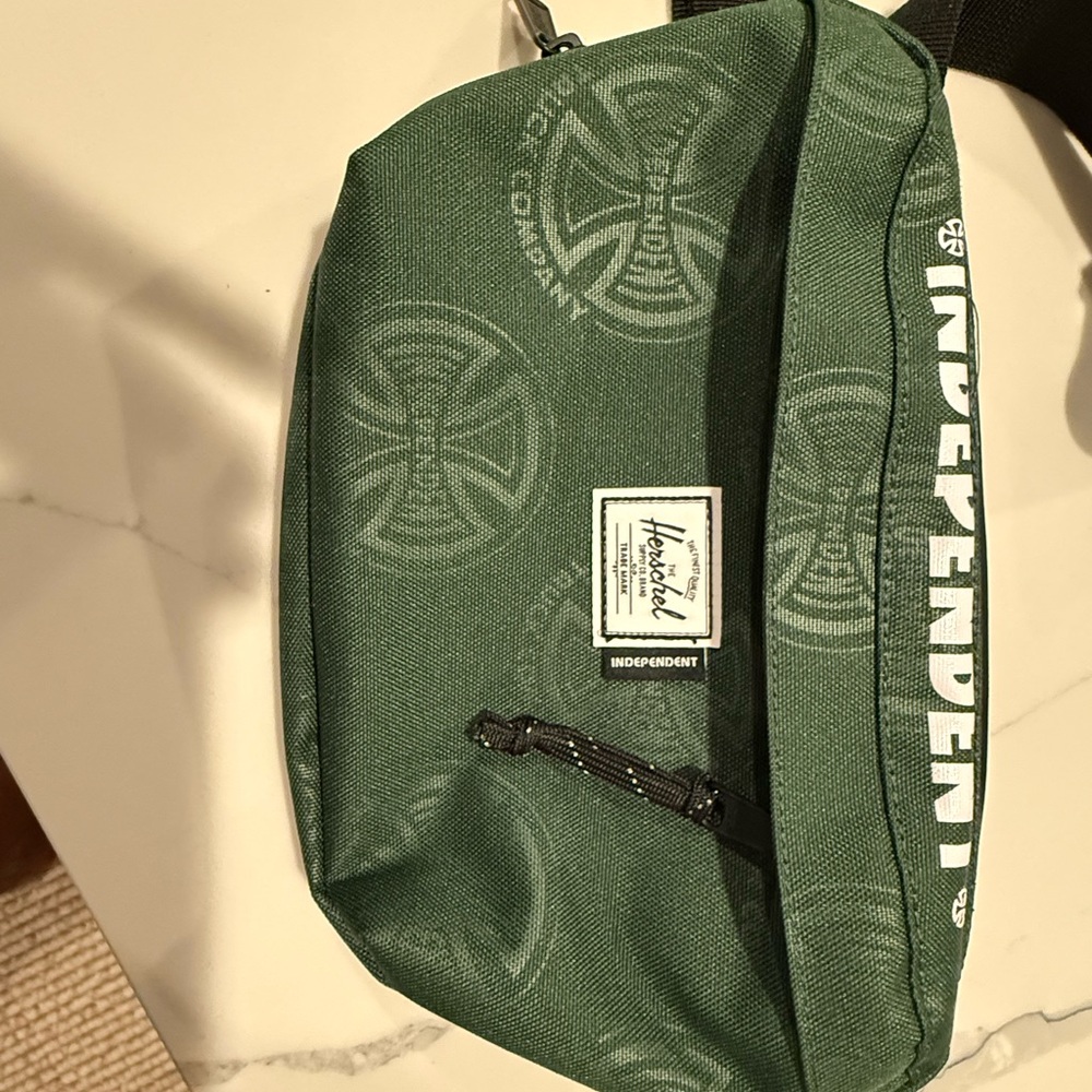 Herschel Supply Company Independent Green Crossbody Bag / fanny pack